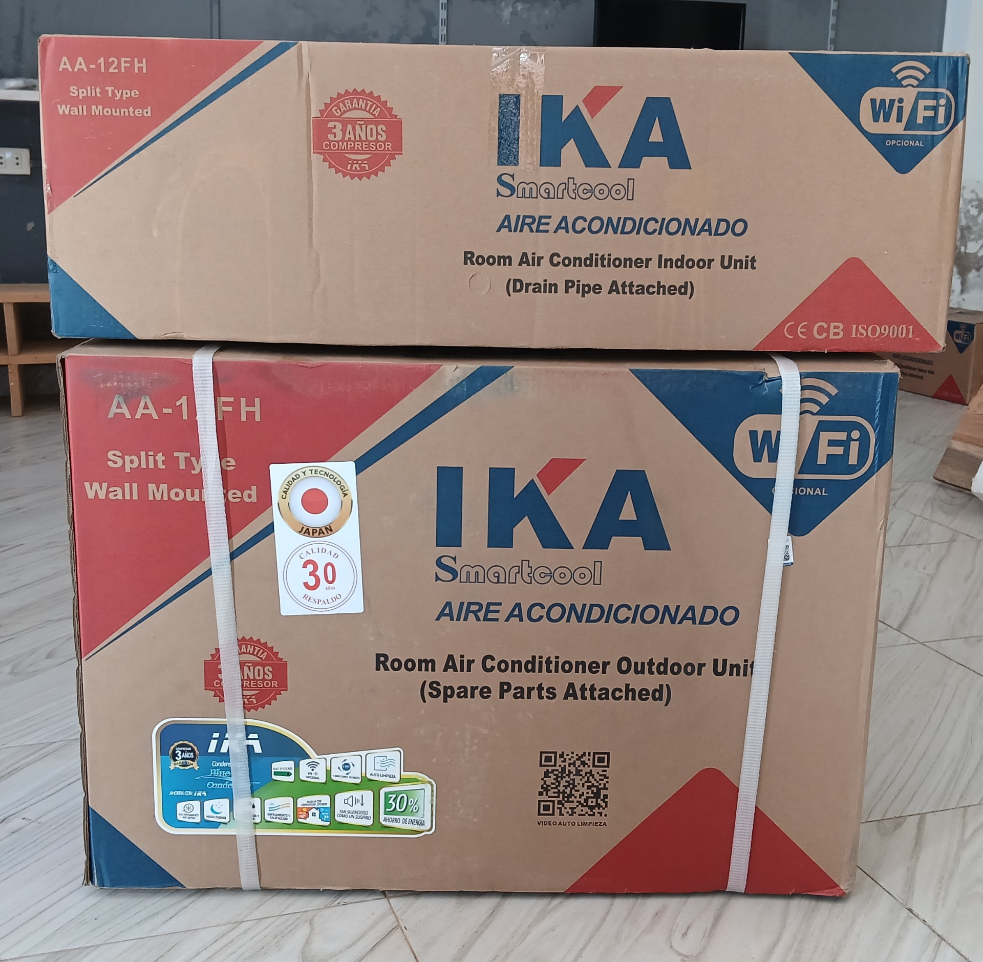 Unidades interior y exterior del aire acondicionado IKA de 12.000 BTU en sus cajas